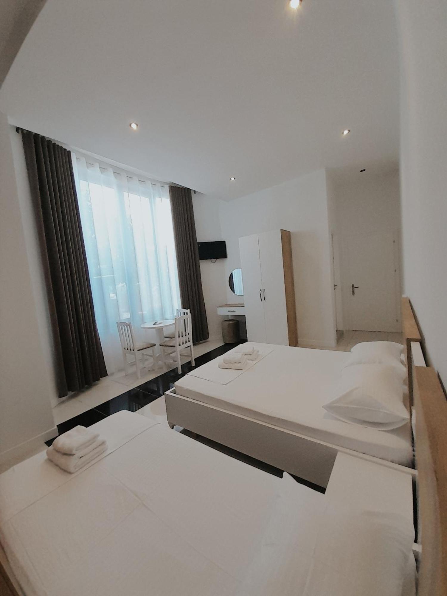 Hotel Restaurant Univers Shkoder Exterior photo